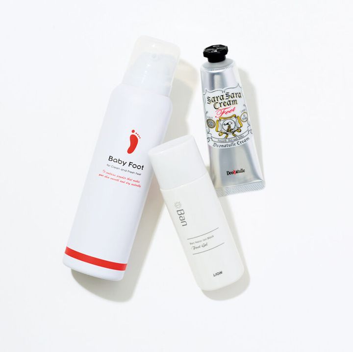 1. 制汗と抗菌効果のあるミョウバンの粒子を微細化。密着性が高まることで、防臭効果が従来の２倍に！ デオナチュレ 足指さらさらクリーム［ 医薬部外品］ 30g ￥990（編集部調べ）／シービック 2. “足汗の出口にフタをする”ナノイオンブロック効果で、足汗を抑える。Ban 汗ブロック足用ジェル ［医薬部外品］ 40mL￥880（編集部調べ）／ライオン 3. 弾ける炭酸泡を塗り込むと、瞬時にサラサラ、ニオイもすっきり。ベビーフット 炭酸泡フットドライシャンプー70g ￥1,540／リベルタ