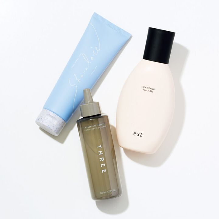 1. とろみのあるローションが髪の間に入り込み、頭皮の毛穴に蓄積した角栓を分解して洗浄する。エスト クラリファイイニング スカルプジェル 250g ￥6,050／エスト 2. クレイと炭配合で、夏の頭皮汚れをすっきり落とす。シェアロユーヘッドスクラブ クール ミント＆グリーンの香り 200g ￥2,420（限定発売）／スキューズミー 3.汚れや皮脂を取り去るだけでなく、頭皮にうるおいを与えて健やかに育む。THREE エッセンシャルセンツスキャルプ ディープ クレンズ150mL ￥3,960／THREE