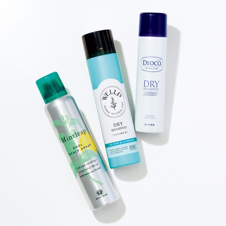 1. 頭皮のニオイを抑え、ふんわりスウィートフローラルの香り。デオコ スカルプケアドライシャンプー 60g ￥990（編集部調べ）／ロート製薬 2. 皮脂吸着パウダーが頭皮の余分な皮脂を吸着。汗のベタつきを抑えて、ぺたんこになった髪をサラサラに整える。ウェルプ ドライシャンプー 95g￥1,320（限定発売）／I-ne 3. 熱がこもりやすい夏の頭皮を、素早くクールダウン。レモンやユーカリなどの爽やかな香り。ミントリープ クール スカルプスプレー 100g ￥1,650（限定発売）／ハウス オブ ローゼ