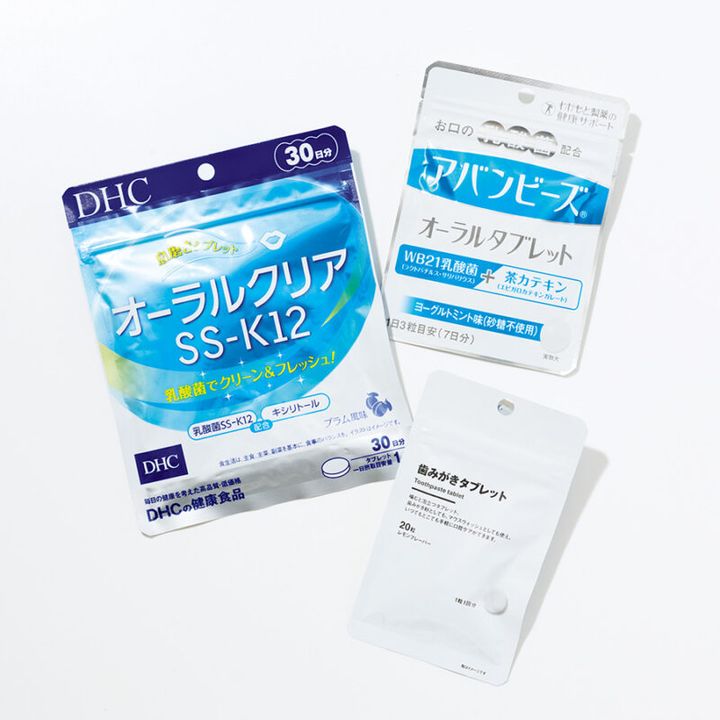 （右上から） 1. 生きた乳酸菌と茶カテキン（マスキングによる）が口内環境を健やかにし、ニオイをケア。アバンビーズ オーラルタブレット 21粒 ￥1,242／わかもと製薬 2. 口腔内にある善玉菌SS-K12のほか、クランベリーエキスやうるおい成分も配合。ネバつき などの不快感をケアする。プラム味。DHC オーラルクリア SS-K12 30粒￥1,296／DHC 3. かむと泡立つので、その泡を口腔内に行き渡らせた後、水ですすぐ。歯ブラシを使って もOK。無印良品 歯みがきタブレット 20粒 ￥490／無印良品 銀座