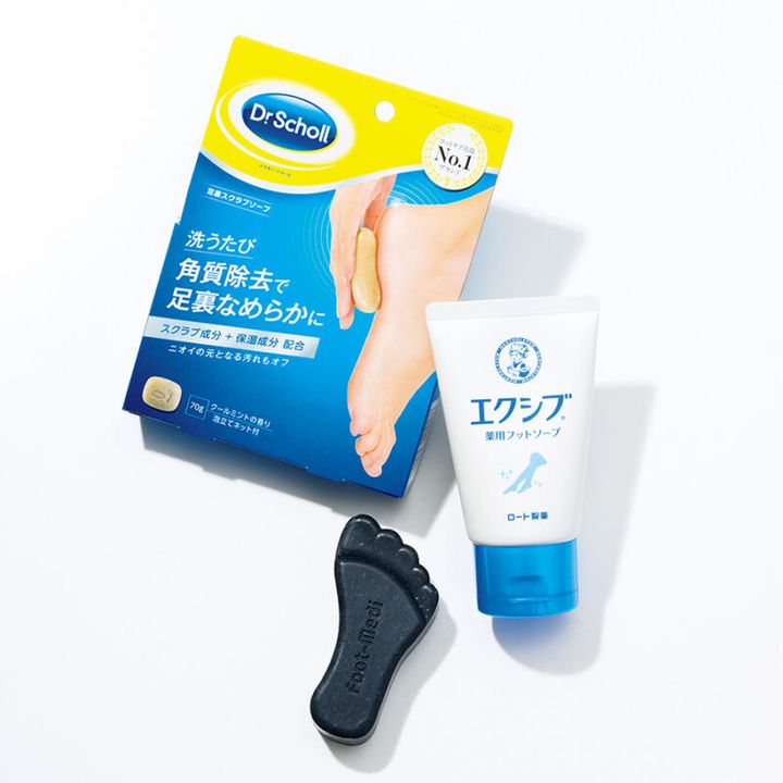 1. メントール配合で、足汗、足蒸れを解消し、すっきり。メンソレータムエクシブ 薬用フットソープ ［医薬部外品］ 85g ￥825／ロート製薬 2. 乳酸が角質を柔らかくし、自然由来の２種のスクラブがやさしくオフ。ドクター・ショール 足裏スクラブソープ 70g ￥990（編集部調べ）／ドクター・ショール 3. 付属の角質ケアネットにソープを入れてこすると、古い角質をネットがかき集めるように洗浄する。フットメジ 薬用フットソープ D1 爽快ミント 65g ￥1,078（編集部調べ）／グラフィコ