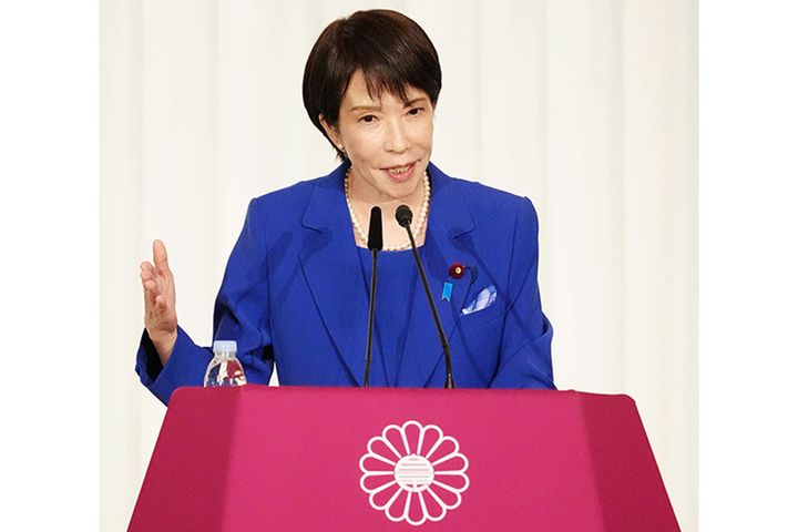 自民党総裁後、就任記者会見する高市早苗新総裁（2025年10月、時事）