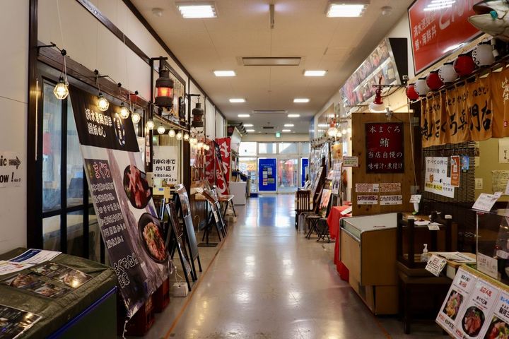 お店がひしめくまぐろ館1階の通路