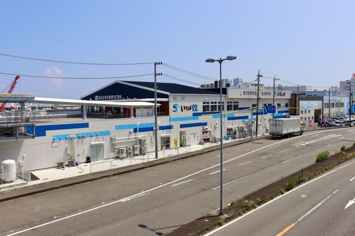 まぐろ橋から見えるいちば館