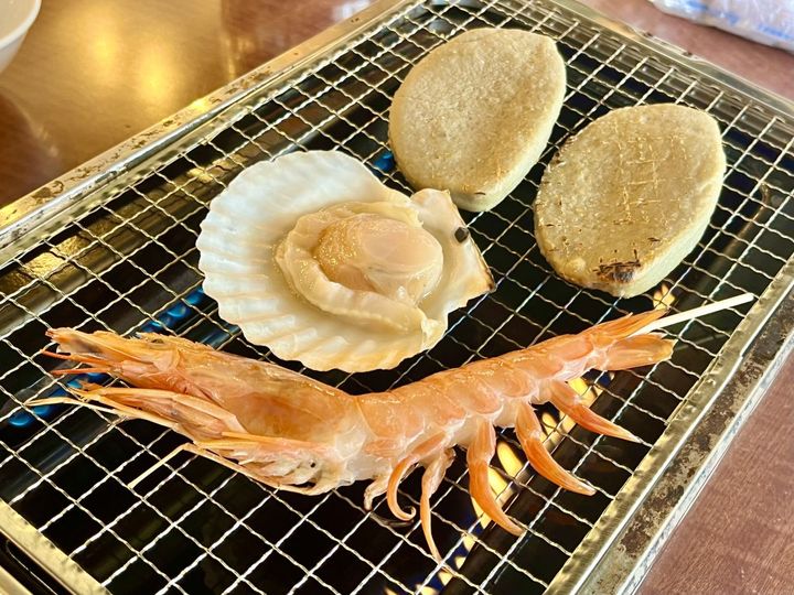 「浜焼き（有頭海老250円、ホタテ580円、黒はんぺん2枚480円）」