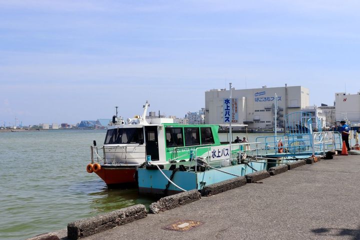 清水港を楽しむなら1周する水上バスを利用（利用料金**円）