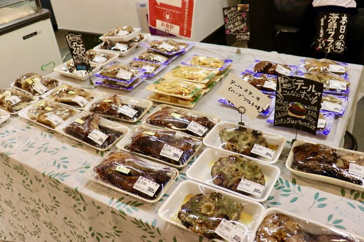 丸兼水産の店頭にずらりと並ぶ惣菜