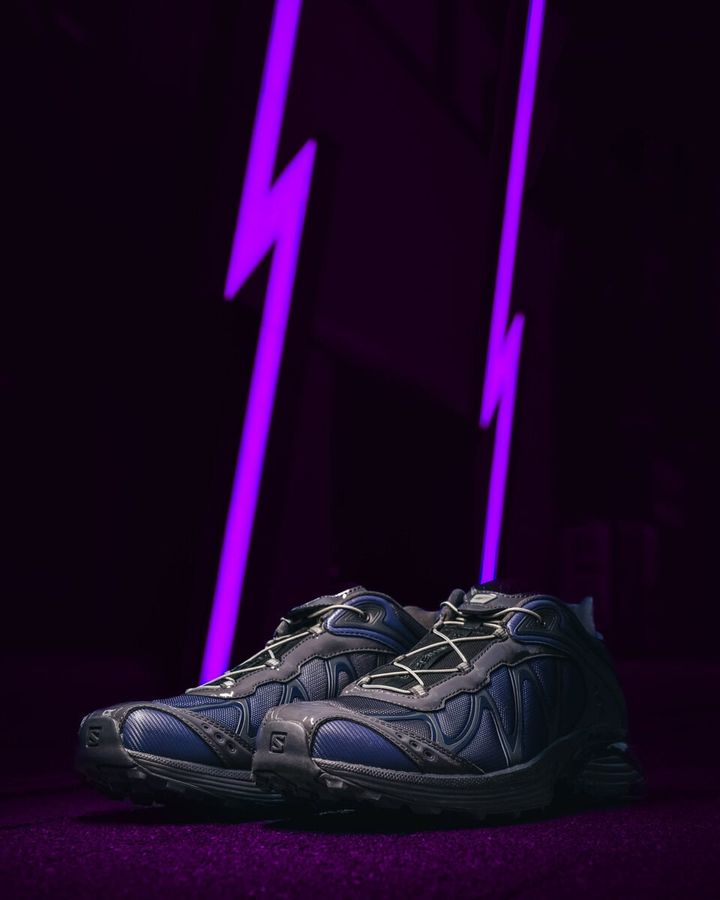 今回の別注は、電子機器にみられる、近未来的なムード漂うパープルのグラデーションカラー。光沢感のある素材使いや左右非対称の配色により、無機質でテクニカルな雰囲気をまとったビジュアルに