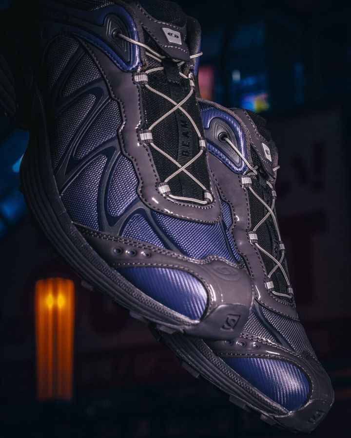 アッパーには通気性と耐久性に優れたメッシュ素材を採用し、Salomon独自のQuicklaceシステムにより、簡単かつスピーディなフィッティングが可能となっている。