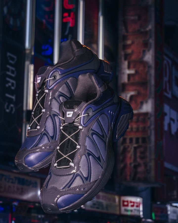 タウンユースからアウトドアシーンまで幅広く対応する一足に。また、メンズに加えレディースサイズも展開しており、性別を問わず幅広く着用可能となっている。