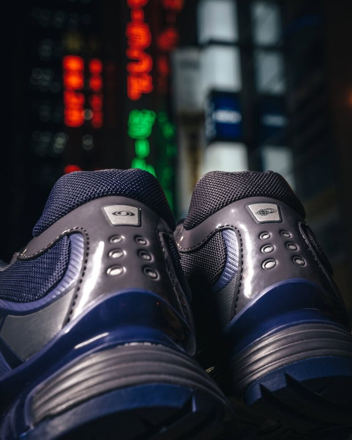 シュータンとヒールにはSalomonとBEAMSのロゴを左右非対称にあしらい、さりげなくも印象的なディテールに。さらにインソールにも両ブランドのロゴを配し、コラボレーションの証を随所に落とし込んでいる。