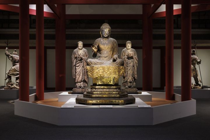 展示風景より 中央 国宝「弥勒如来坐像」、左 国宝「世親菩薩立像」、右 国宝「無著菩薩立像」いずれも運慶作 鎌倉時代・建暦2年（1212）頃 奈良・興福寺蔵 北円堂安置 