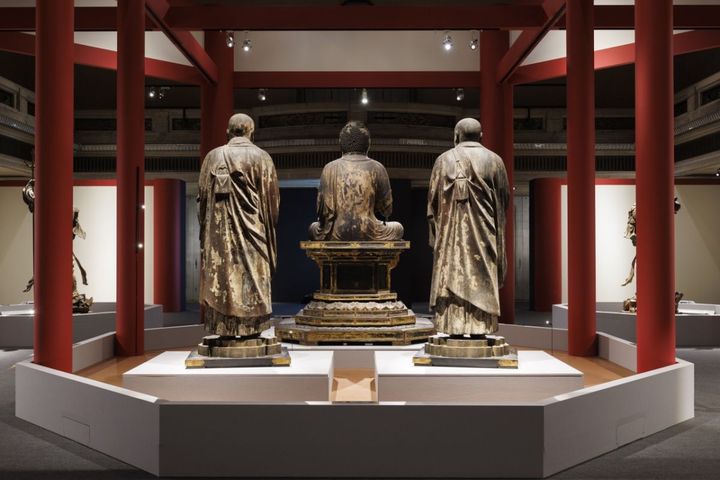  中央 国宝「弥勒如来坐像」、左 国宝「無著菩薩立像」、右 国宝「世親菩薩立像」いずれも運慶作 鎌倉時代・建暦2年（1212）頃 奈良・興福寺蔵 北円堂安置