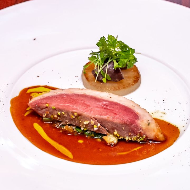 和牛ランプ肉のカンネローニ仕立てムール貝とトリュフのフレーバー