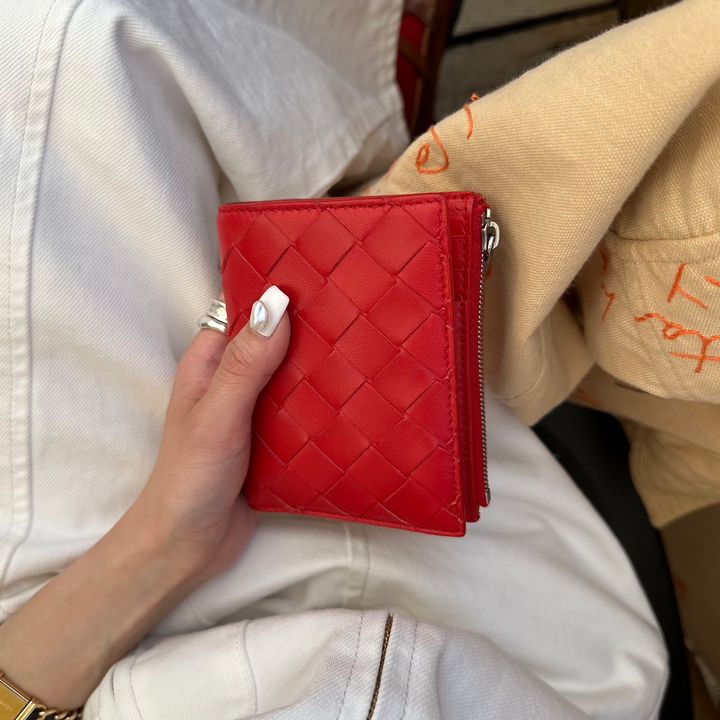 〈Bottega Veneta〉の赤い財布