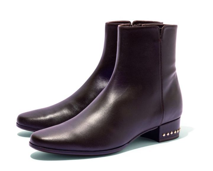 ヒールのスタッズ、はき口サイドのスリットがポイント。3万8940円（J＆M デヴィットソン／モーダ・クレア）