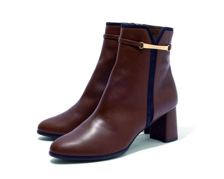 紺スエードのパイピングと金属プレートがアクセント。3万3000円（タラントン by ダイアナ／ダイアナ 銀座本店）