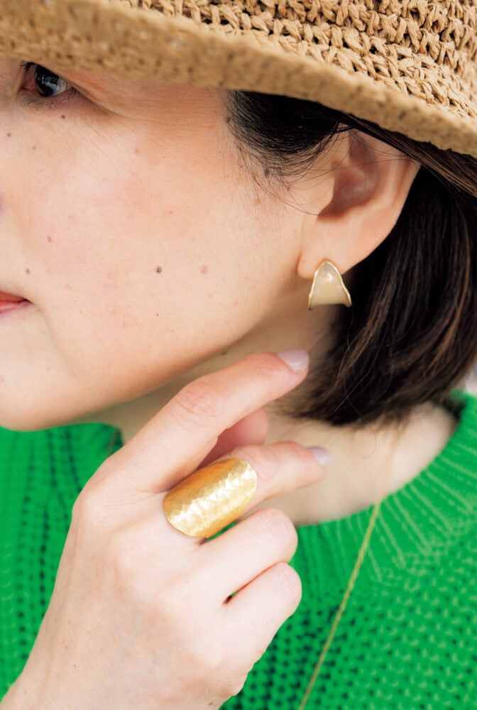 手作り感のある真鍮素材に惹かれたリングは、カフェで見つけた「brassmama」のもの。