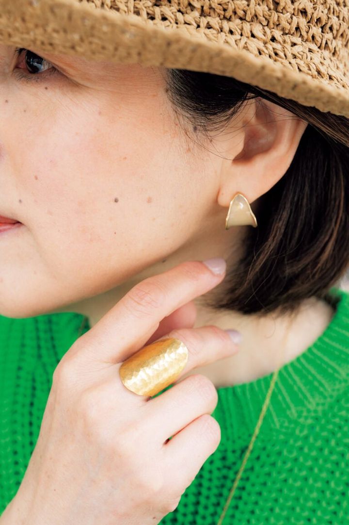 手作り感のある真鍮素材に惹かれたリングは、カフェで見つけた「brassmama」のもの。