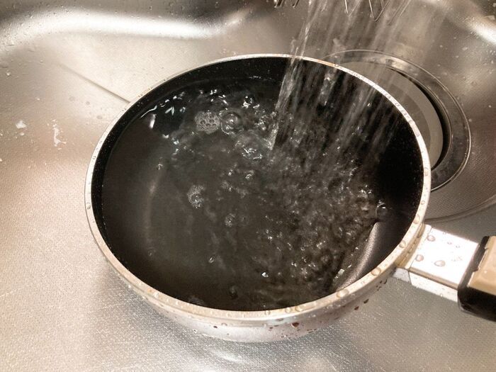 水で流しちゃダメ―！！「フライパン」の寿命を縮めるNG行動7つ。うっかりやってるかも…！？