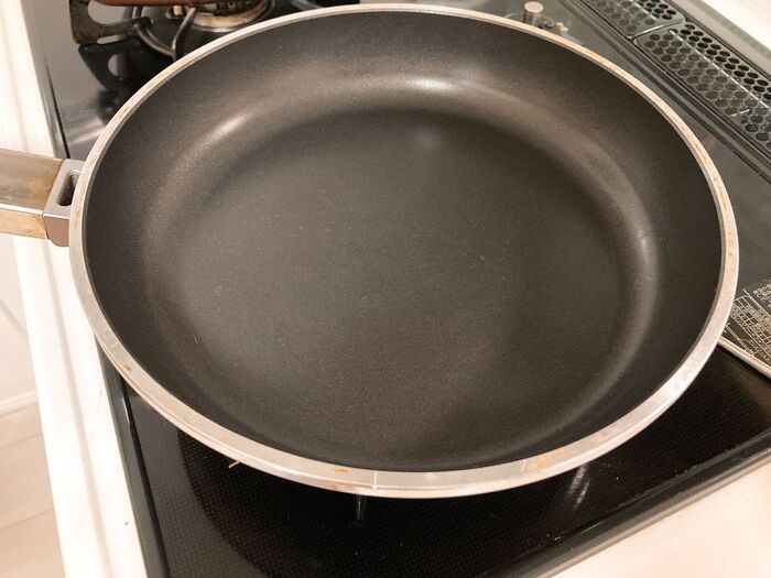 水で流しちゃダメ―！！「フライパン」の寿命を縮めるNG行動7つ。うっかりやってるかも…！？