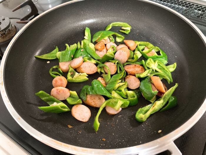 水で流しちゃダメ―！！「フライパン」の寿命を縮めるNG行動7つ。うっかりやってるかも…！？