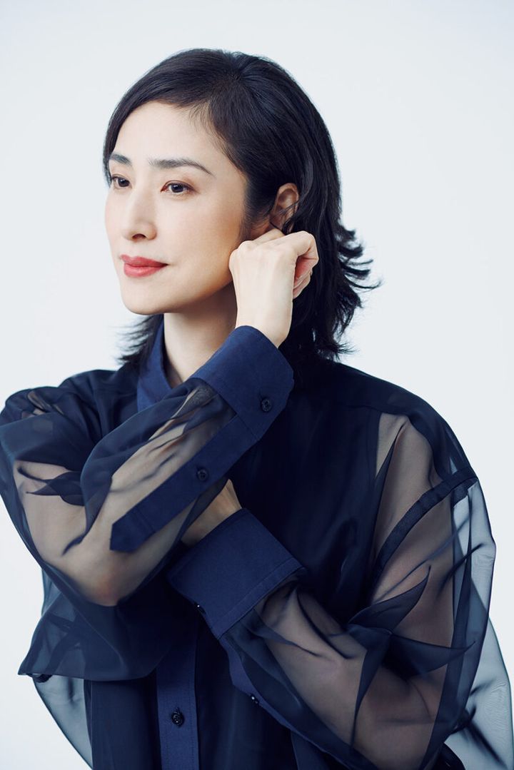 ブラウス￥53,900、パンツ￥50,600／ともにエブール（リトルリーグ インク）、ラリエットネックレス￥121,000、ブレスレット（ネックレスとして着用）￥46,200／ともにブランイリス（ブランイリス トーキョー）