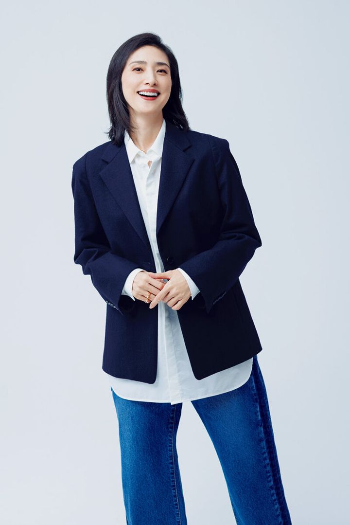 ジャケット￥99,000、シャツ￥49,500、 デニムパンツ￥58,300／すべてチノ （モールド）、ネックレス￥69,300、リ ング￥47,300／ともにブランイリス （ブランイリス トーキョー）