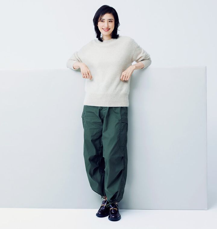 ニット￥39,600 ／ティッカ、パンツ￥52,800 ／ハイク（ボウルズ）、ローファー￥135,300 ／トッズ（トッズ・ジャパン）