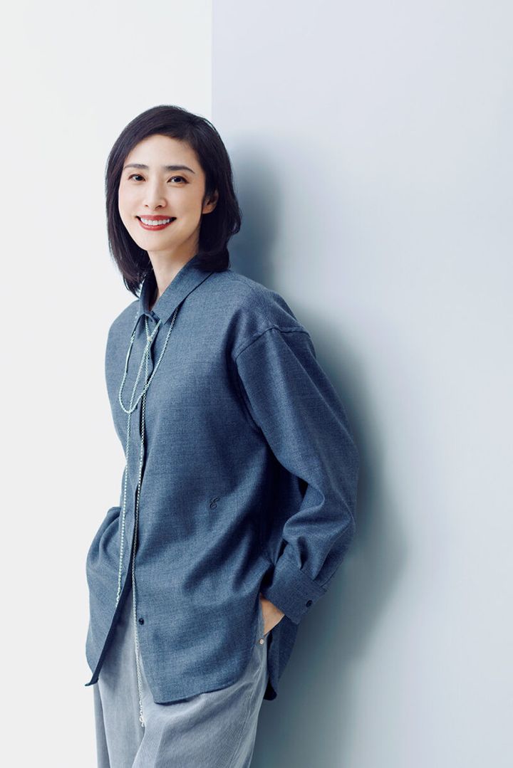 ブラウス￥31,900／ハイク（ボウルズ）、ノースリーブTシャツ￥9,900／グレーコード（ゲストリスト）