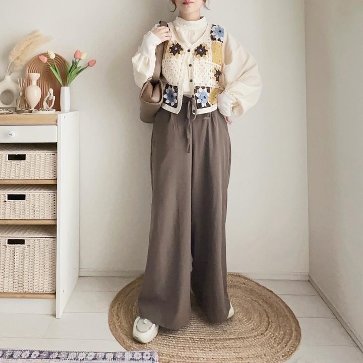 画像: ブラウス ✕ ベストのレイヤード