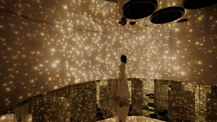 チームラボ《質量のない太陽と闇の太陽》