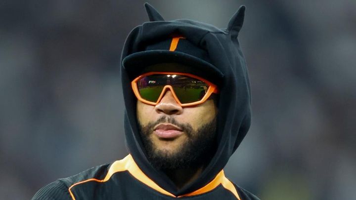 パスポート盗難か…31歳代表エースがW杯予選に遅延 「パスポートなしで空港に行ったのだが」と監督