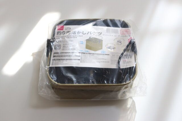ダイソーの釣り用活かしバケツ メッシュフタ、ロープ・ハンドル付のパッケージ
