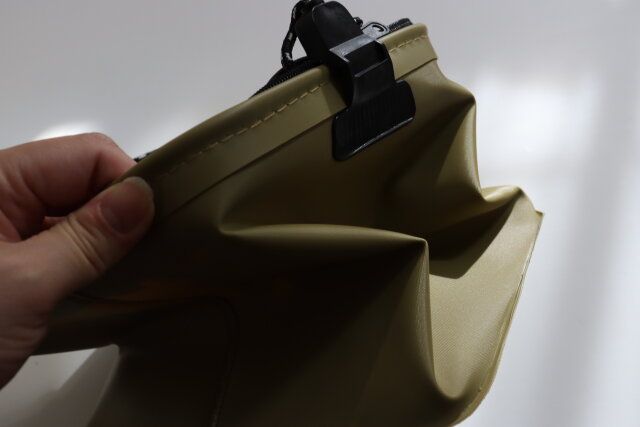 ダイソーの釣り用活かしバケツは折りたためる