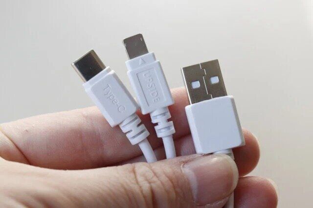 ダイソーの3in1ケーブル2