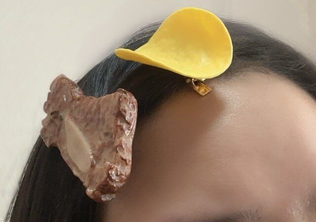 ヘアクリップ 骨付カルビ チップス風ヘアクリップ 2P 使用例