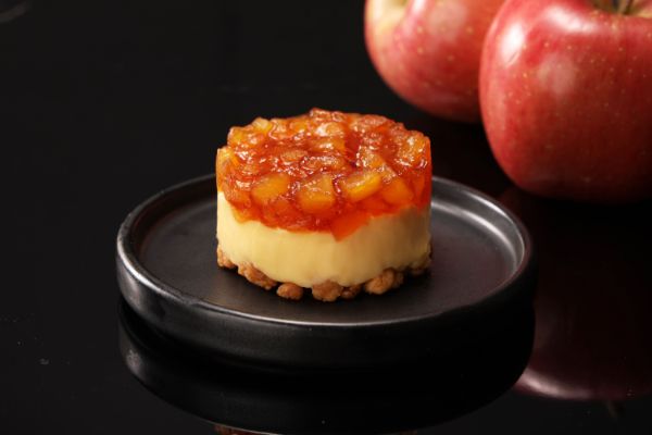 ローソン、ザ・キャピトルホテル 東急、東急ストアが共同開発したコンビニスイーツ「ザ・キャピトルホテル 東急 安里哲也シェフ監修 ザ・アップルクランブル」