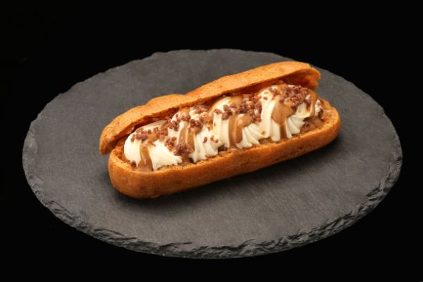 ローソン、ザ・キャピトルホテル 東急、東急ストアが共同開発したコンビニスイーツ「ザ・キャピトルホテル 東急 安里哲也シェフ監修 ザ・ティラミスエクレア」