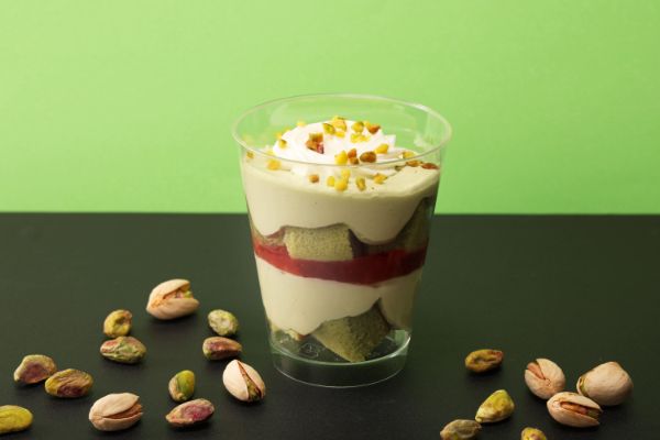 ローソン、ザ・キャピトルホテル 東急、東急ストアが共同開発したコンビニスイーツ「ザ・キャピトルホテル 東急 安里哲也シェフ監修 ザ・ピスタチオパフェ」