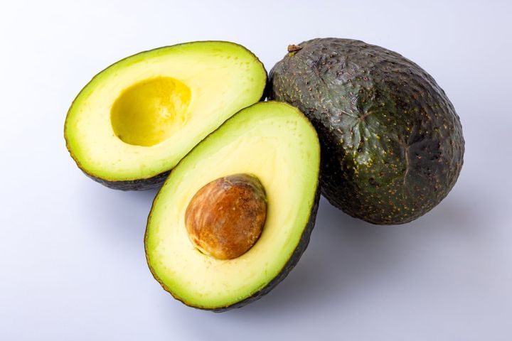 アボカドの種と皮を安全に取り除くコツは？