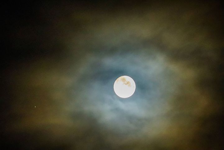 旧暦8月15日が「中秋の名月」。今年は10月6日にあたります。美しい月を眺めましょう。