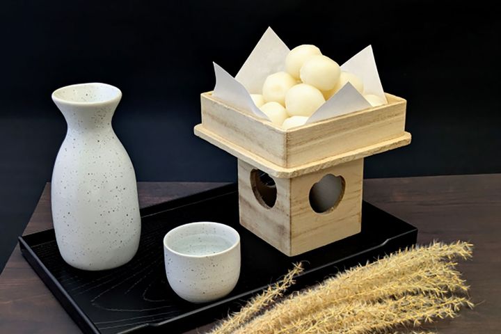 お月見の楽しみ「月見酒」。お米の収穫に感謝して味わいましょう。ブドウの収穫にちなんでワインで月見酒もいいですね