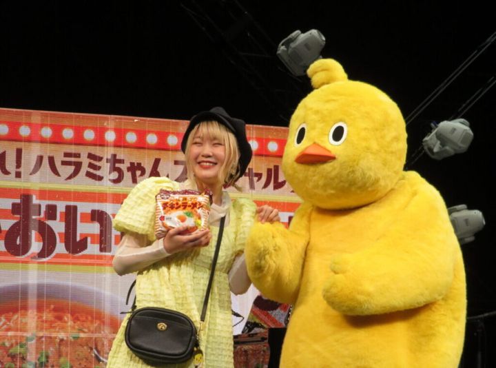 日清食品のインスタントラーメン「チキンラーメン」のシンボルキャラクター、ひよこちゃんが公式Xを更新し、「背中が香ばしくてたまらないですっ!」という一文とともに1枚の画像を投稿しました。