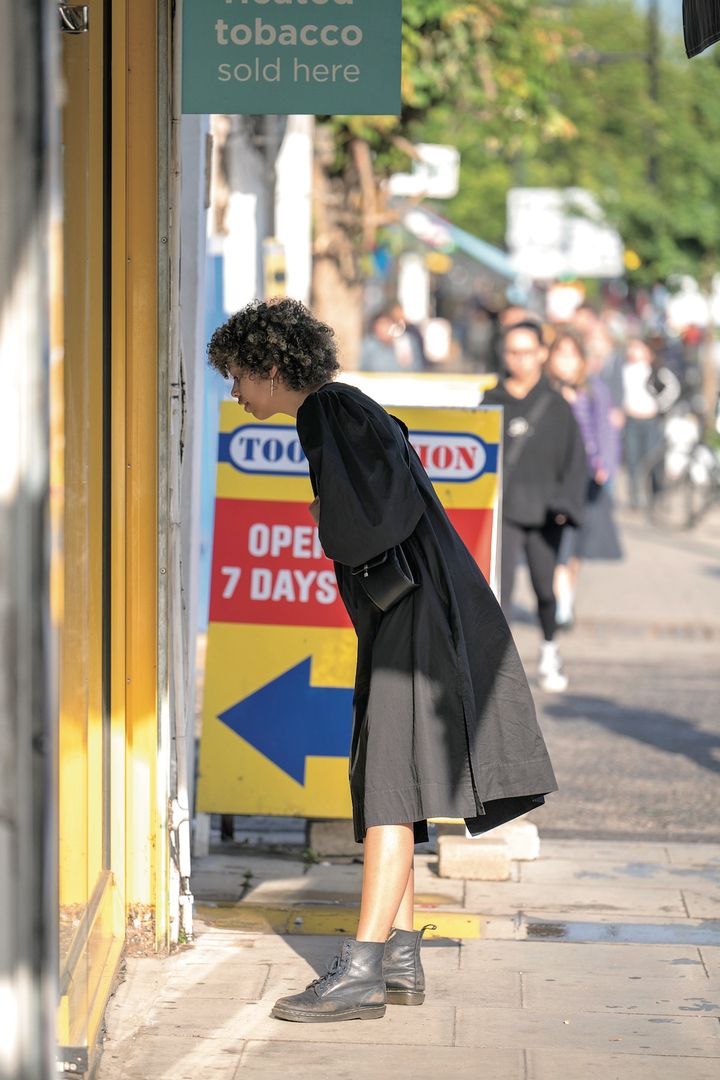 今の時期に何度も着たい！纏うだけでコーデが完成するふんわりシルエットのブラックワンピのコーデ