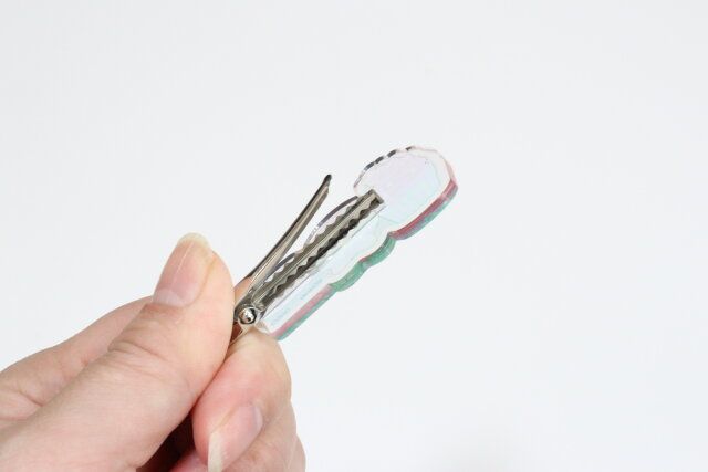 ダイソーのアクリル前髪クリップ ディズニープリンセス フードのクリップはギザギザ付き