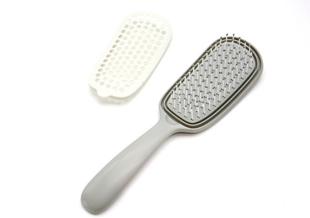 ダイソーのお手入れしやすいヘアブラシのシートを取り外した様子