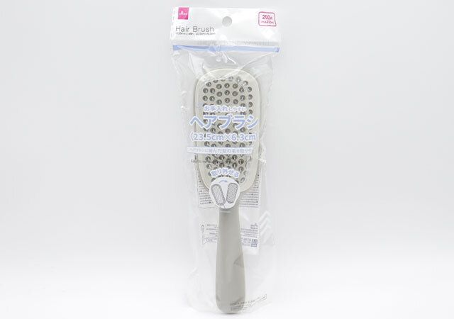 ダイソーのお手入れしやすいヘアブラシのパッケージ