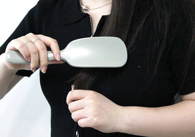ダイソーのお手入れしやすいヘアブラシは大きめサイズでロングヘアでも使いやすい