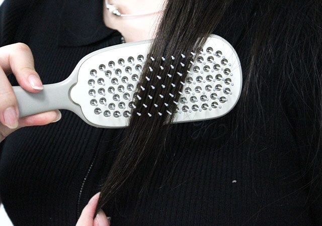 ダイソーのお手入れしやすいヘアブラシは髪の毛が絡まりにくい